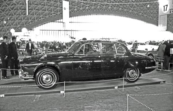 70-1c (247-24) 1970 Daimler Sovereign 4dr Saloon.jpg